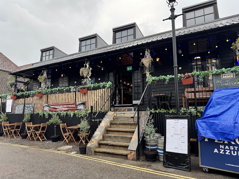 Food Shack waterfront exterior in Old Leigh