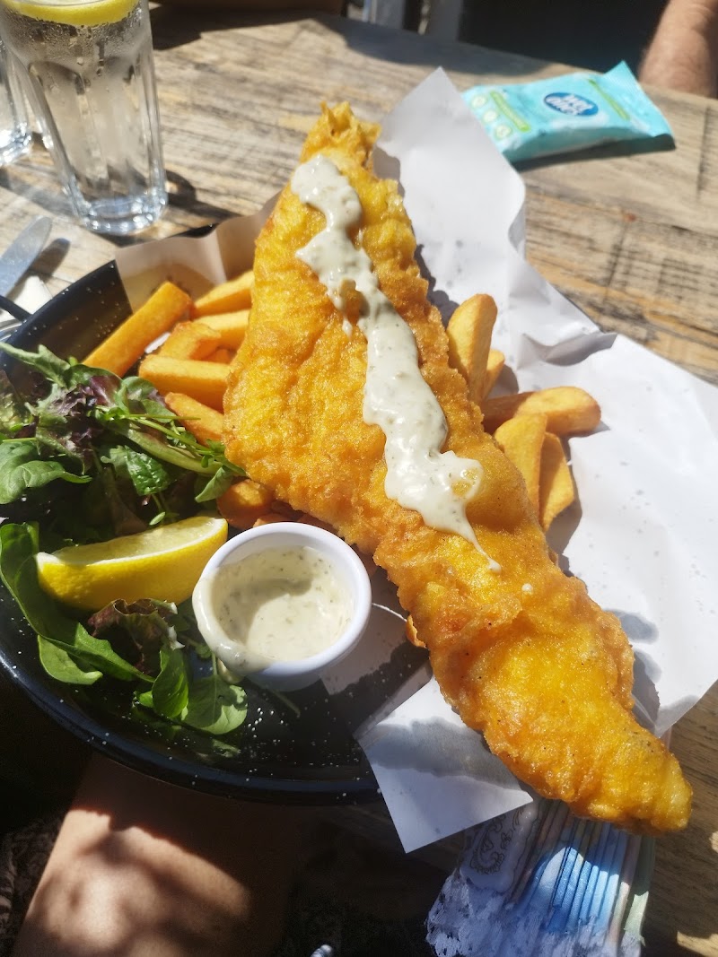 Beer-battered fish and chips with salad and tartare sauce